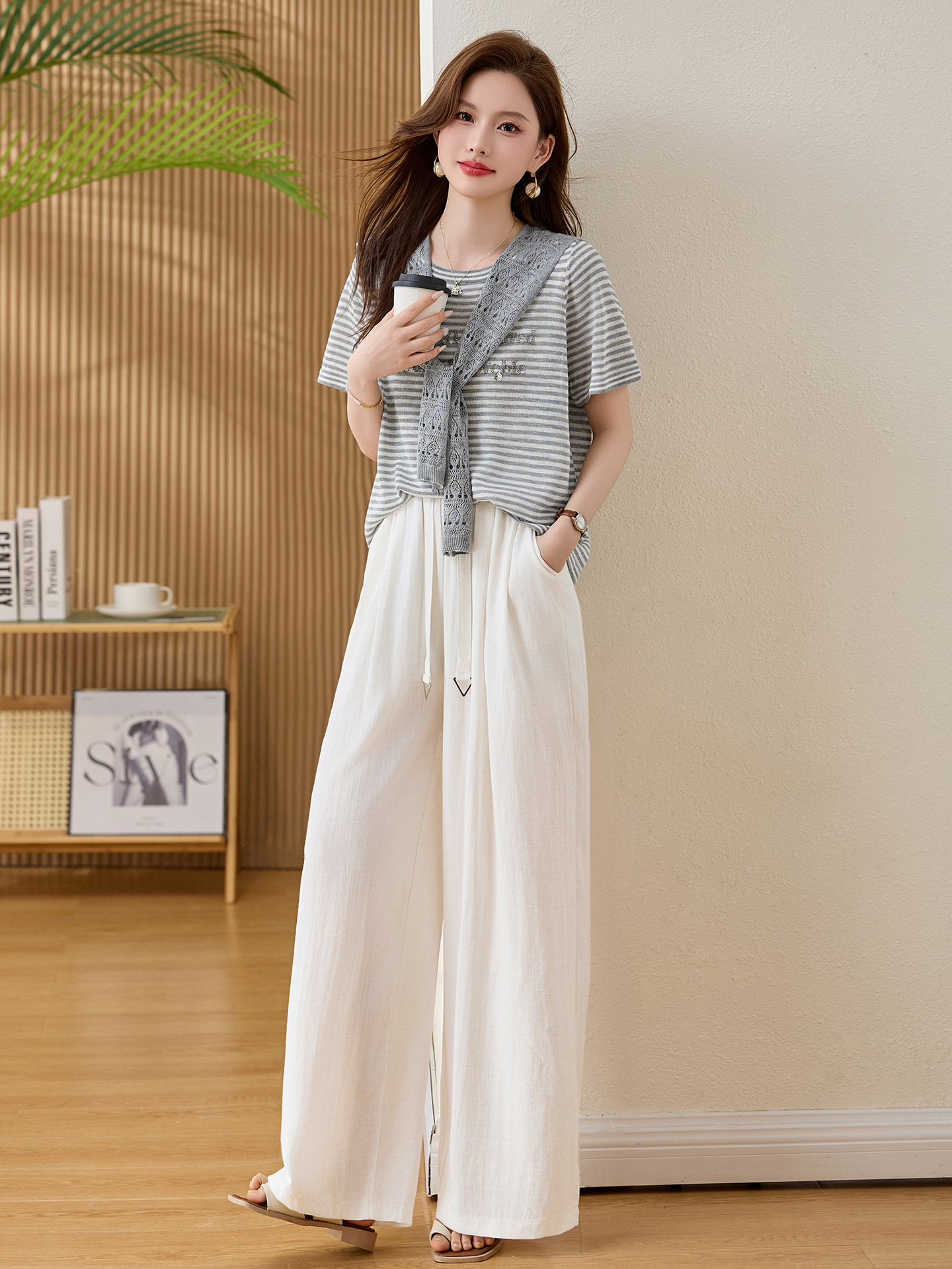 Bộ quần áo hai mảnh sọc kẻ thiết kế khăn choàng phối quần ống đứng thời trang — màu đen, màu trắng ngà