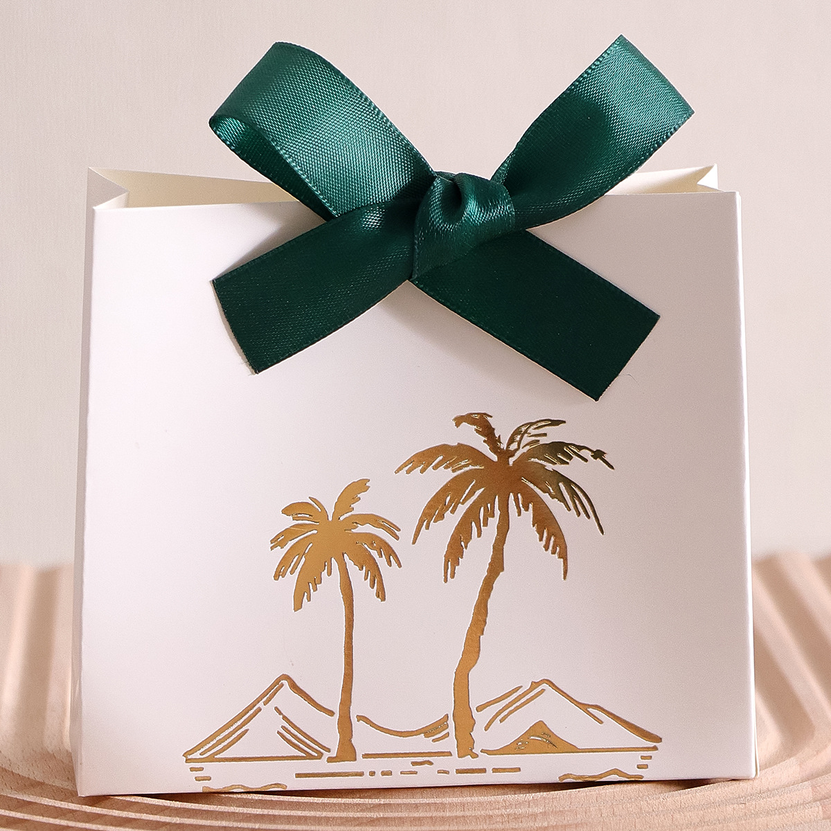 흰색 선물 상자 - 녹색 리본