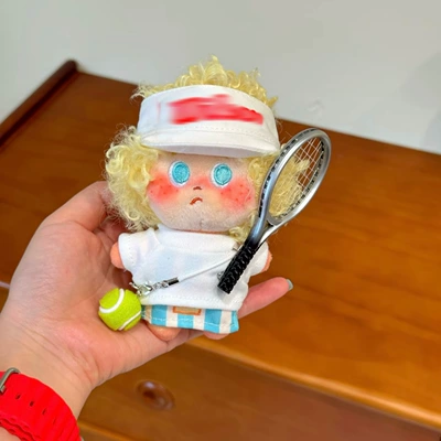 Dudu Cute Curly Hair Pluş açarlıqlar - white-t-shirt-red-and-white-hat-tennis-yellow-explosion-pendant