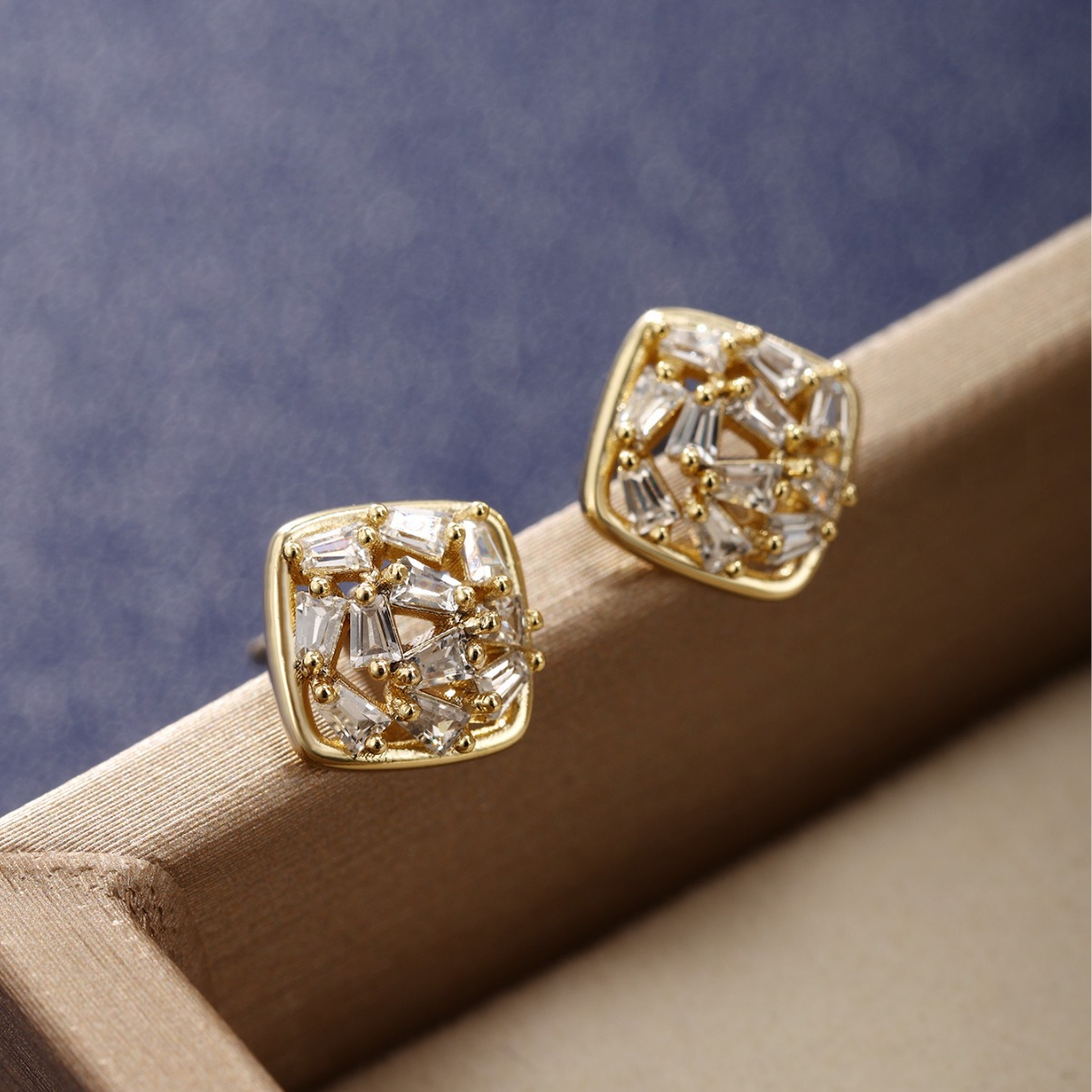 Joyería Xuping aleación de cobre chapado 14K oro pequeño pendientes de alta sensación de nicho ligero pendientes de zircón de lujo pendientes