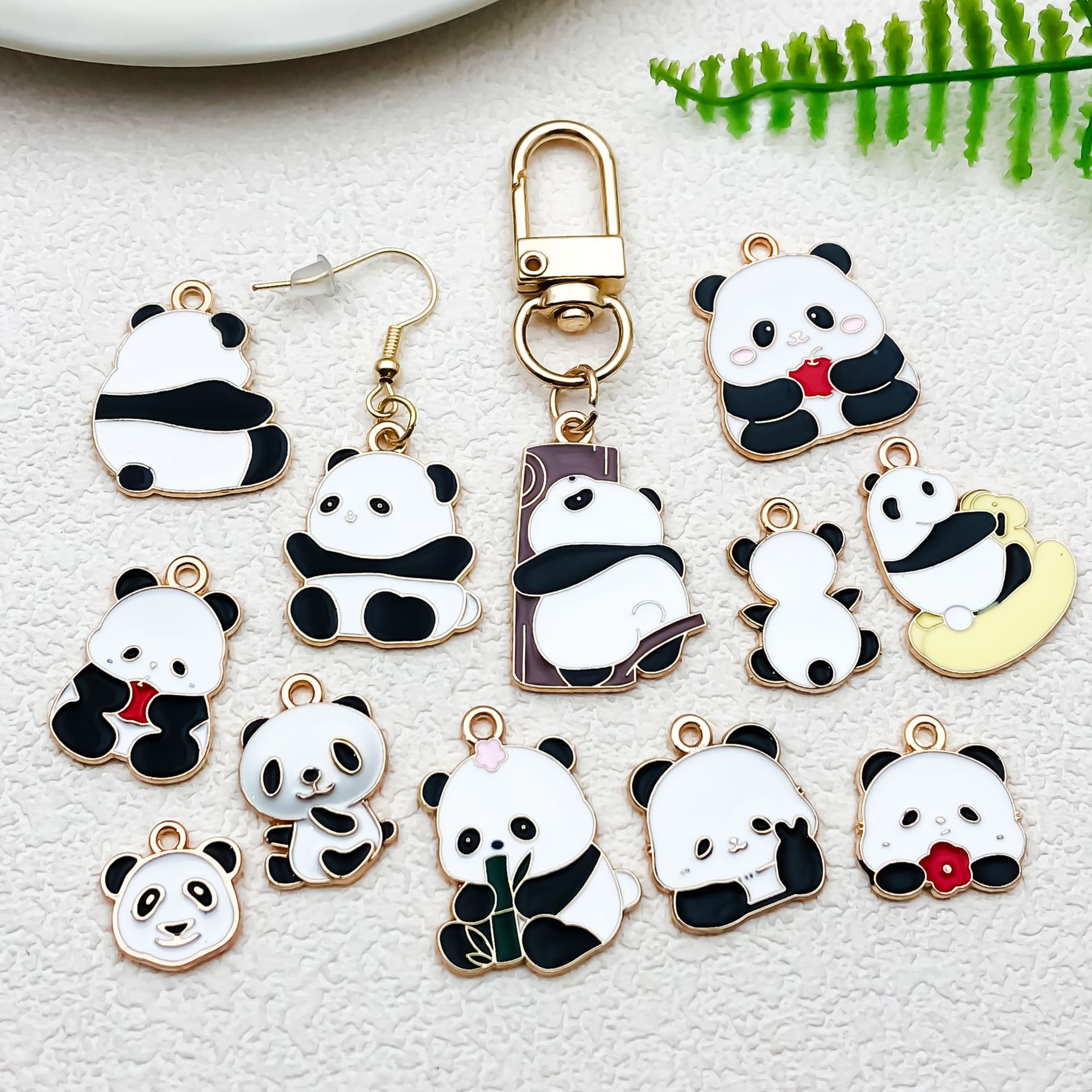 DIY dibujos animados panda bambú goteando aceite de aleación pendientes llavero animal colgante accesorios de joyería decoración de estilo chino
