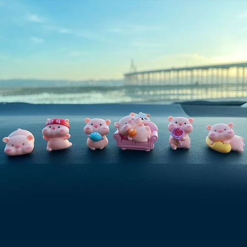 Hollywood star pig center console ornament car rearview mirror car interior decoration item electric vehicle small item car interior accessory