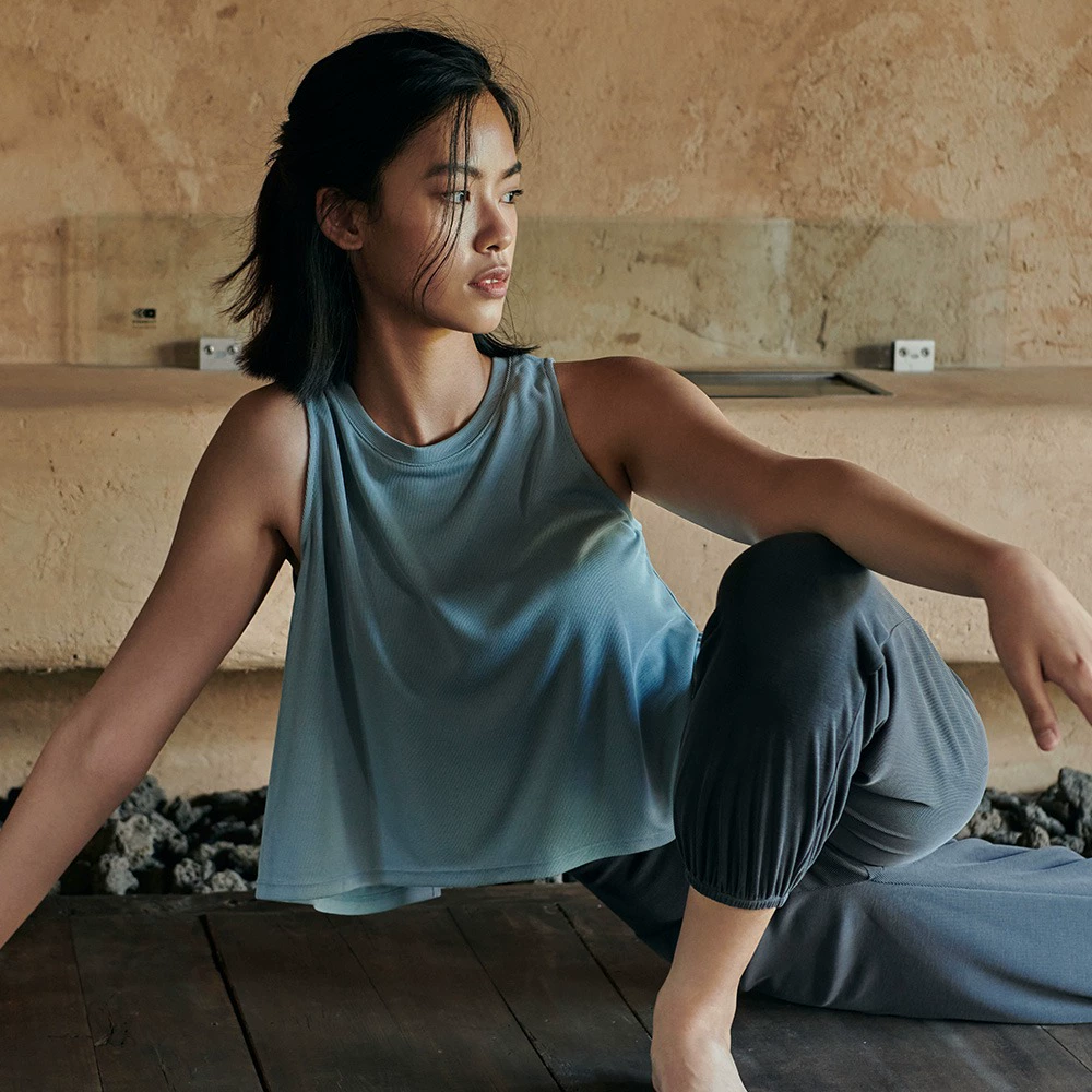 Fitted yoga clothing, T-shirt sleevless for gym, tank top, European style, beautiful back