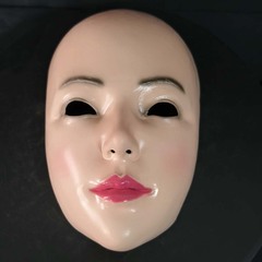 口を開く美人の頭はハロウィンのラテックスのマスクをかぶせます。