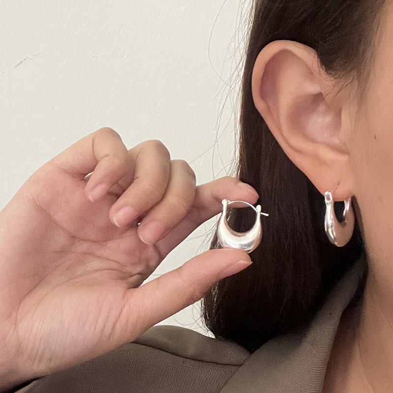 Anillo de metal francés aretes de anillo simple aretes de aretes nuevos estilos de estilo estilo estilo estilo de diseño de nicho temperamento único aretes de mujer cara pequeña