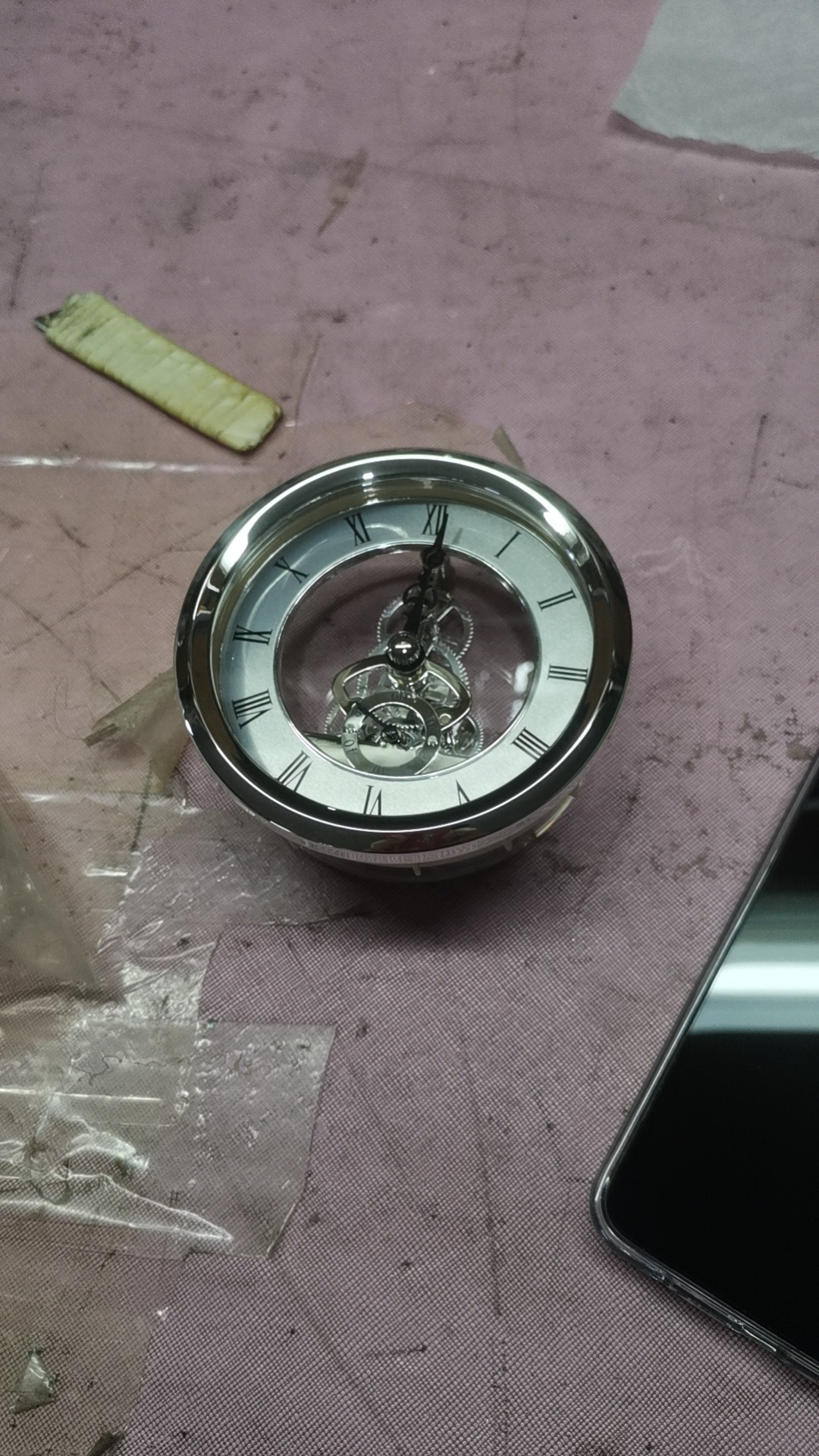 Fábrica de suministro de alta calidad retrógrado engranaje transparente hueco cuarzo reloj transparente movimiento accesorios de reloj