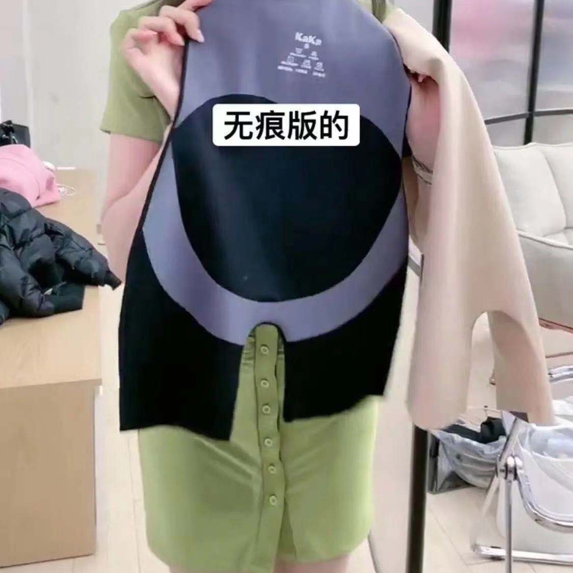 カカの同じタイプの女性の懸濁ズボンの産後のヨガはやせている女性に見えます。