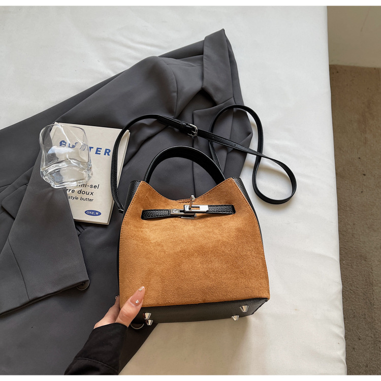 Bolso de venta caliente, bolso de mochila para mujeres 2025, nuevo nicho coreano de alto nivel, bolso de cubo de mano de empalme