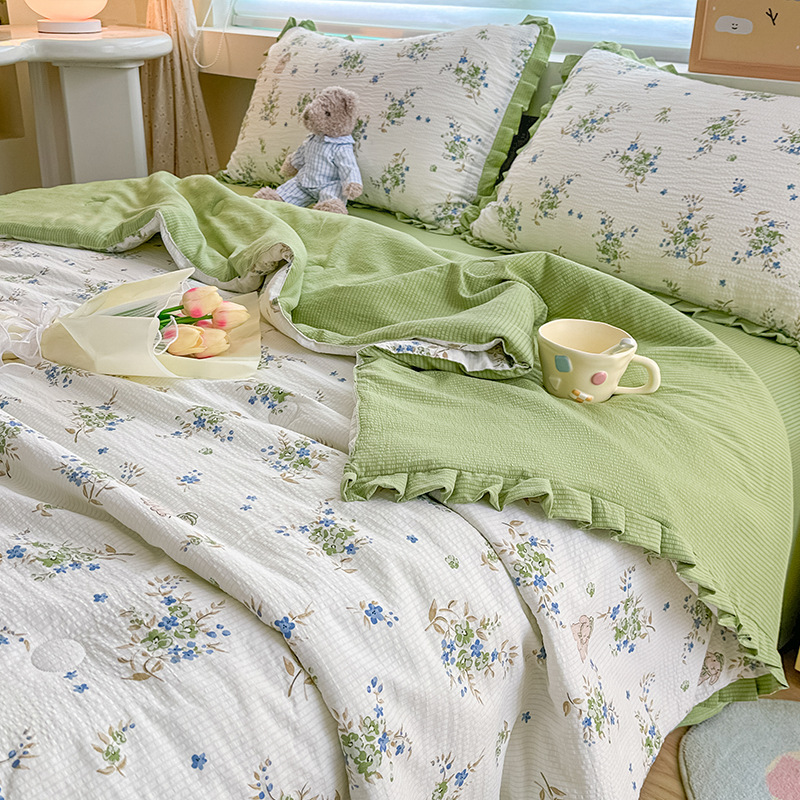 Un juego de edredón fresco de verano de gasa de burbujas de cuatro piezas, edredón de verano con aire acondicionado, sábanas, juego de ropa de cama de dormitorio de tres piezas