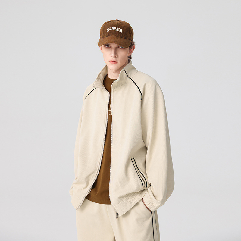 Completo casual da uomo alla moda con colletto alto, giacca, pantaloni a gamba larga, modello cardigan dal design ampio abbinato a pantaloni sportivi_voghion.com