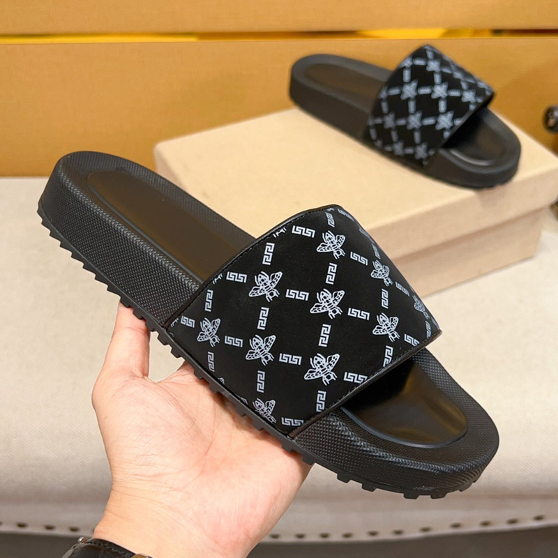 Pantuflas estampadas zapatos casuales antideslizantes de verano para hombre, estación europea, cuero de lujo ligero, suela suave, cómodas chanclas exteriores