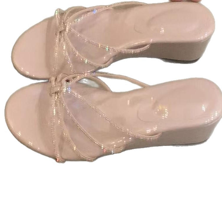 2026 verano nuevo tacones elevados zapatillas frías con una palabra de diamante con zapatillas de cabeza redonda sandalias de tacón alto para mujeres