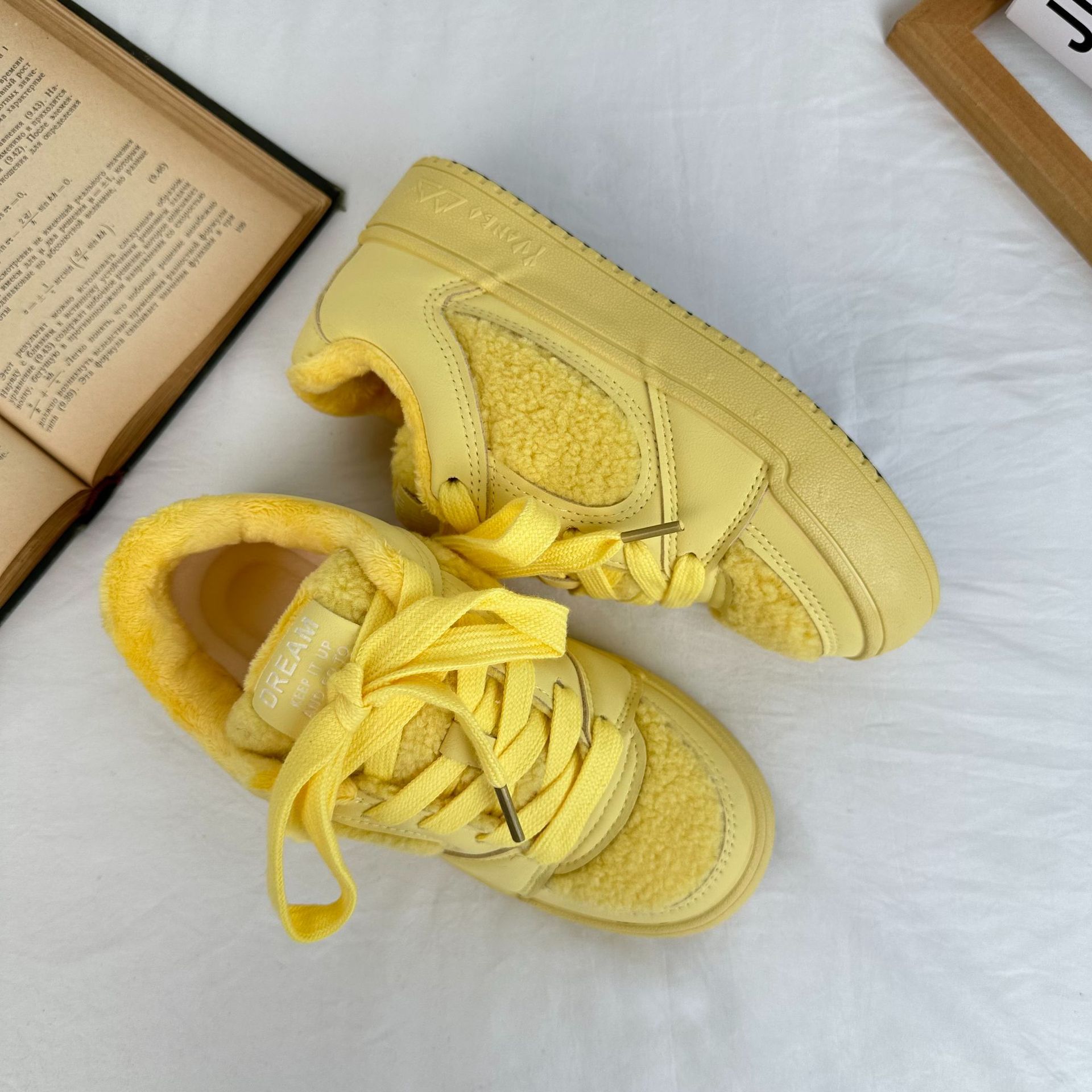 Zapatos con cordones delanteros estilo Hong Kong Zapatos deportivos casuales coreanos Zapatos de mujer de todo fósforo 2024 Nuevos zapatos blancos Mujer Yuanbo 5353
