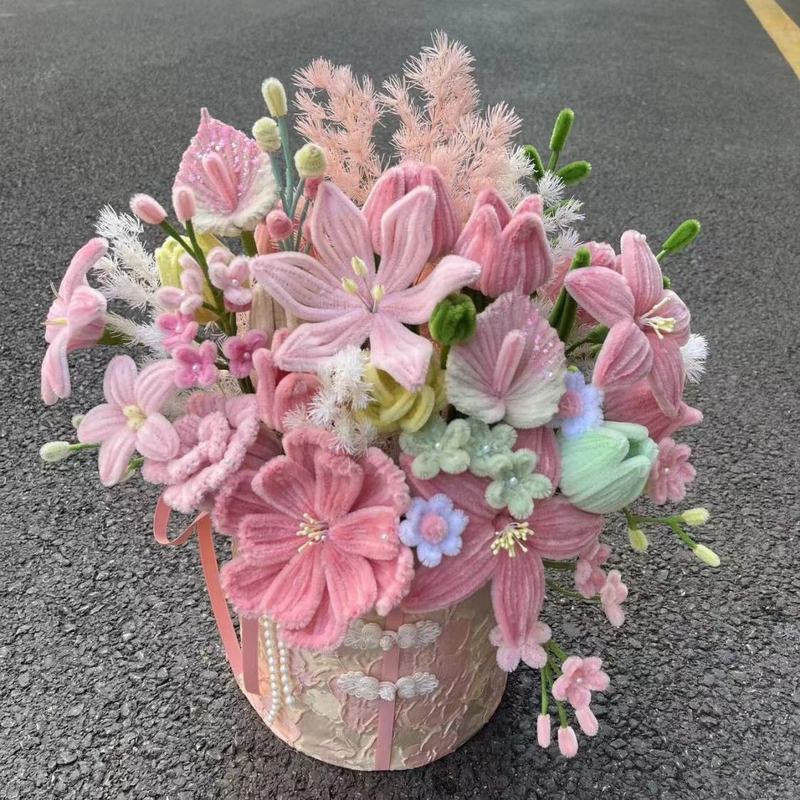 ツイストな花束の手作りの材料を包んで、バラを抱いて桶の花を抱いて彼女の親友にプレゼントします。|undefined