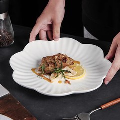 レストランの皿の創意の不規則な冷たい料理の皿の商用の陶磁器の食事の皿の白い料理の皿のホテルの専用の食器
