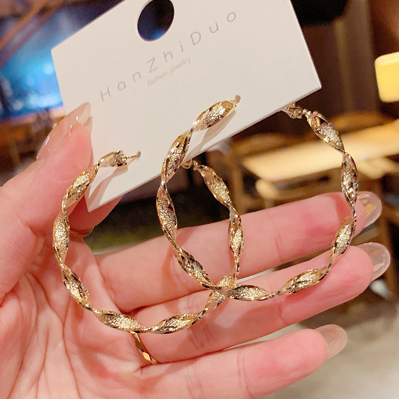 Design fashionable wavy earrings