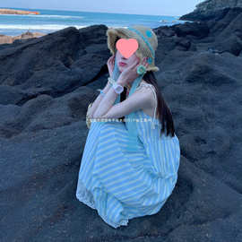 海边度假条纹吊带连衣裙子女2025夏季新款法式气质宽松小个子长裙