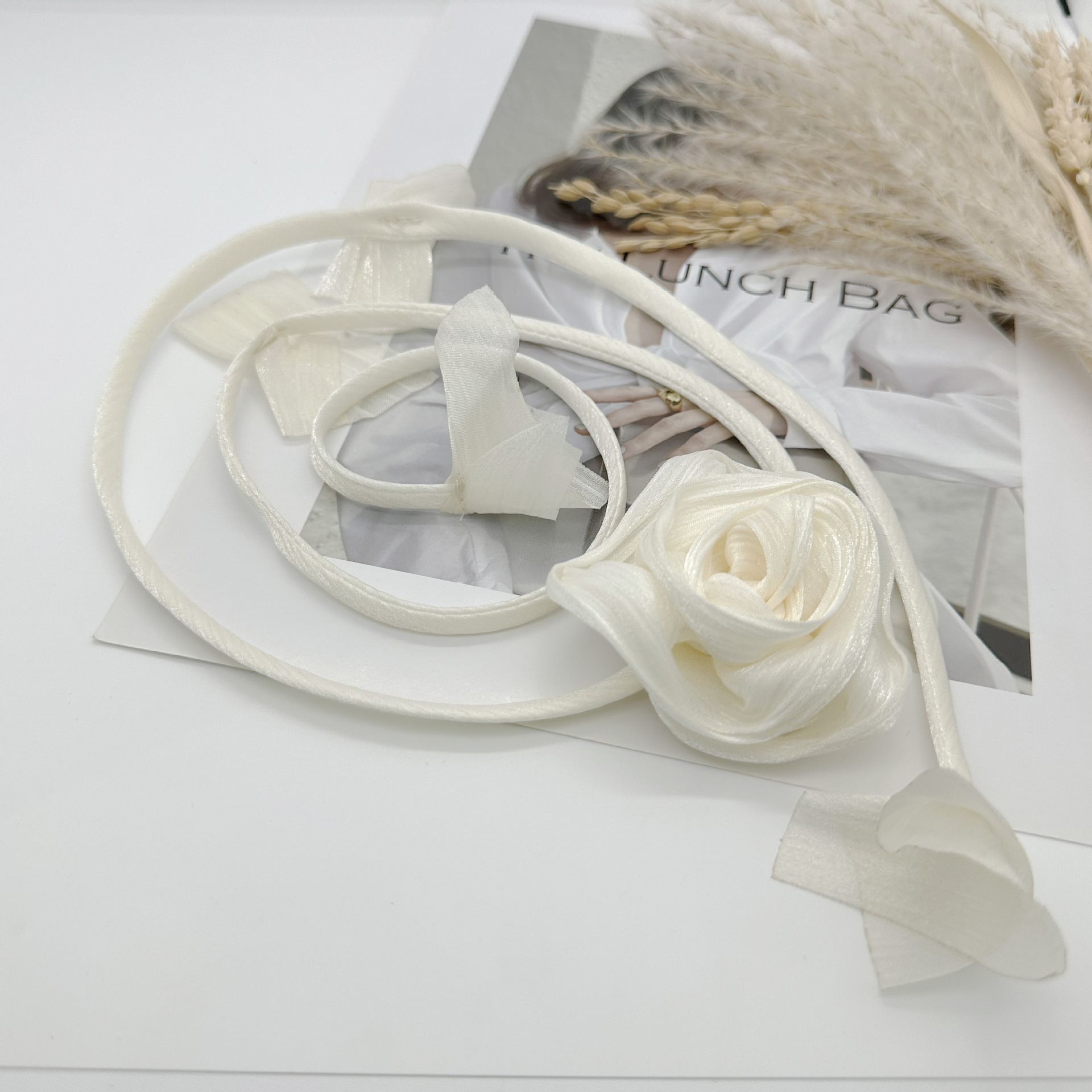ハイエンドのサテンの首の花の手作りのリボンの服の韓国版のデザインの双用のベルトの個性のバラの組み合わせの新型