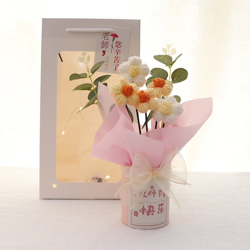 三八節のプレゼントは手作業で毛糸の花の完成品を作ります。|undefined