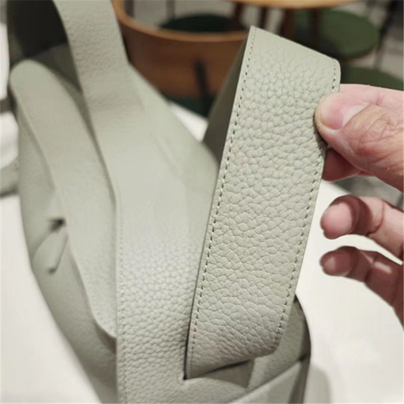 Mountain Down koos männist rippuvate kõrvadega seeria räästakujulised väikesed mitmekülgsed pendelrännakud kaldus risti õlaga käeshoitavad naistele_voghion.com