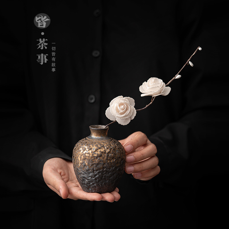 金の陶磁器の小さい花瓶の中国式の乾いた花は水を挿して粗い陶の花器のデスクトップを育成して禅の意の家の小さい置物を飾ります。