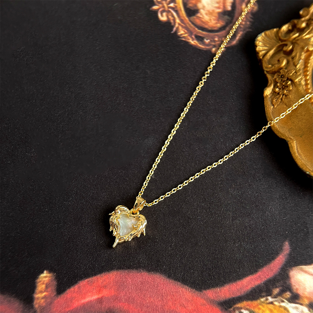 Vintage light medieval style liquid heart shell clavicle chain niche design personality necklace