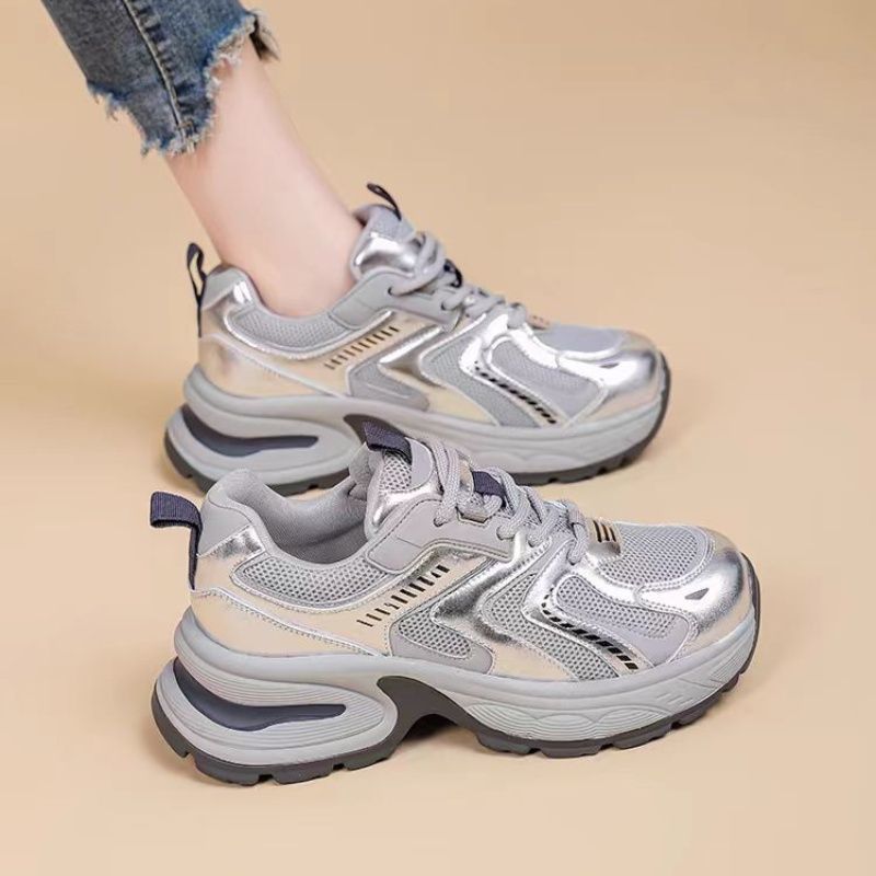 Coreano de fondo grueso plateado zapatos para mujeres 2024 verano nuevo estilo versátil retro super hermoso zapatos deportivos casuales para niños