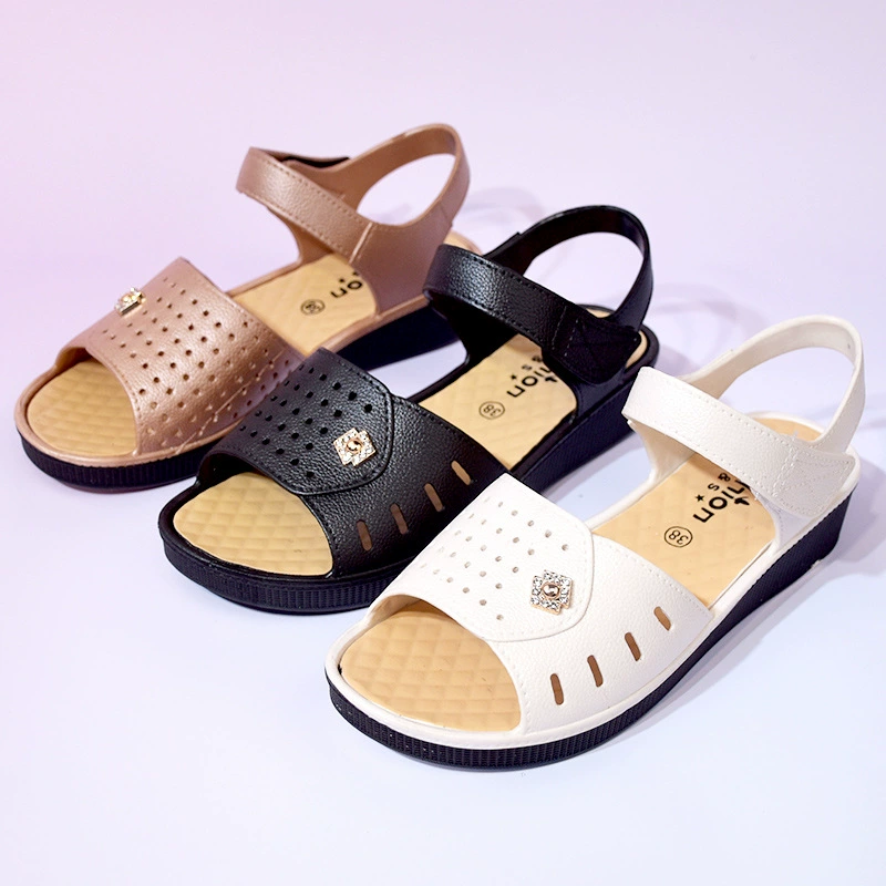 2023 Новая женская обувь для мам, пластиковая классная обувь, летняя обувь на танкетке среднего возраста, мягкая подошва, женская обувь среднего и пожилого возраста, средний каблук