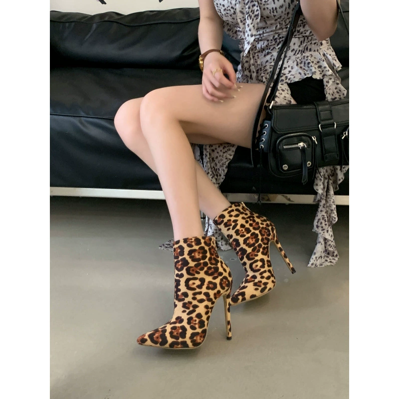 2025 новые европейские и американские женские ботинки с диким леопардовым принтом для сцены, экспорт моды, интернет-знаменитости, сексуальные короткие ботинки на шпильке