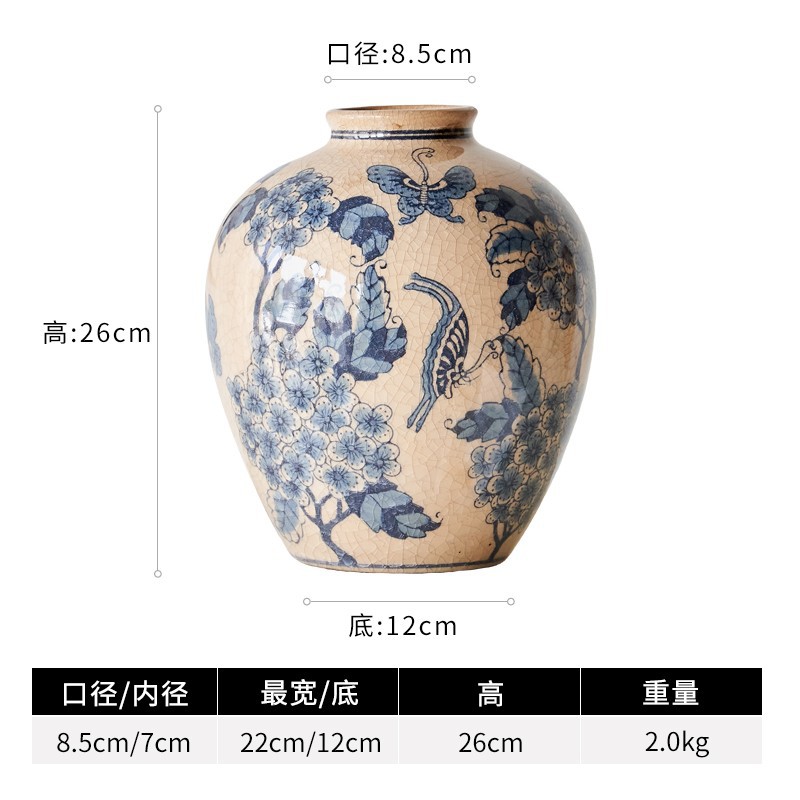 풍부한 파란색과 흰색 도자기 꽃병 트럼펫