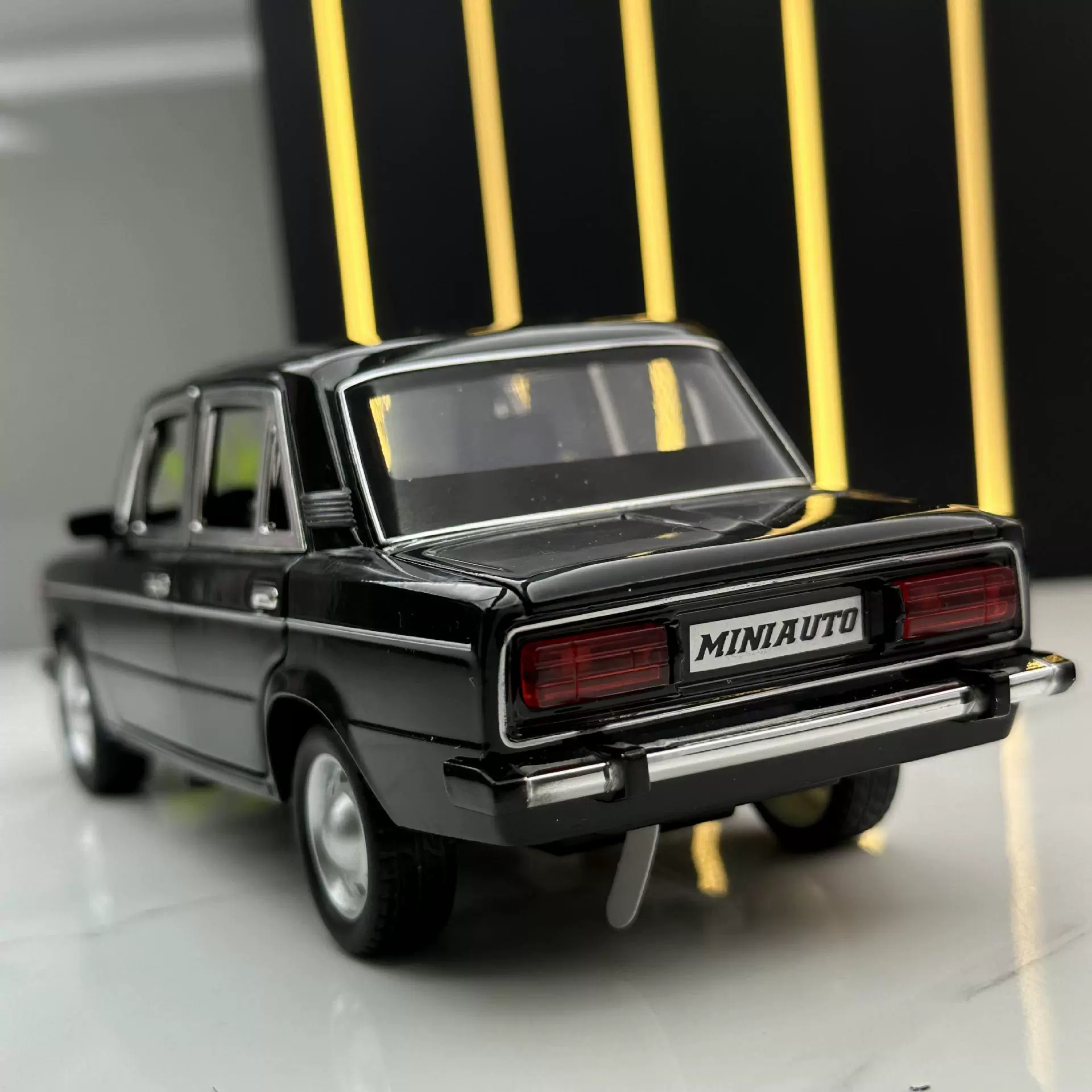 Воин, алюминиевая машина, ретро-модель автомобиля, музыкальная игрушка-автомобиль, минифигурка, масштаб 1:24, издает звуки