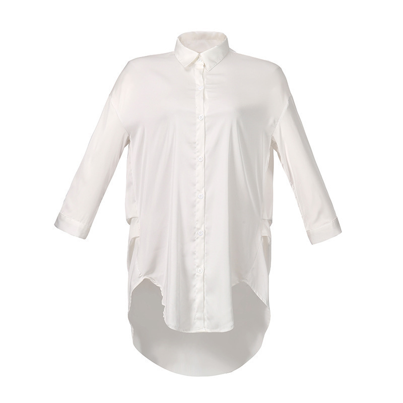 伊影の家の服の白いシャツはゆったりしています。|undefined
