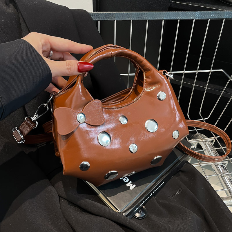 Bolso de alta calidad con textura 2025 verano nuevo bolso femenino moda bowknot bandolera personalidad remache bandolera