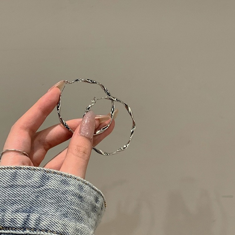 Pendientes de alta gama de lujo ligero transfronterizo de aguja de plata de galvanoplastia de oro real, pendientes de personalidad de nicho, pendientes de alta gama de moda al por mayor
