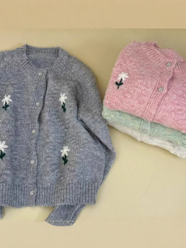 小花デザインの柔らかいモチモチのセーターの新型の秋のフランス式の優しい怠惰な花の刺繍の気質のセーターのニットのカーディガン|undefined
