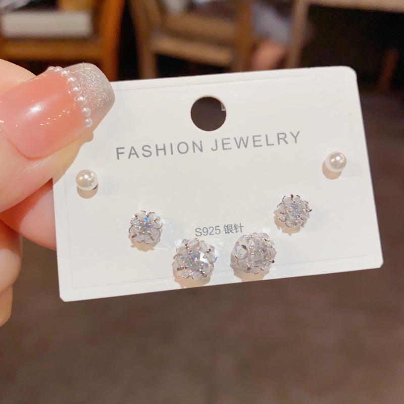 S925 aguja de plata micro incrustaciones de circón pendientes cortos pendientes de pelo corto japonés y coreano elegante todo-fósforo simple conjunto de tres piezas pendientes para las mujeres