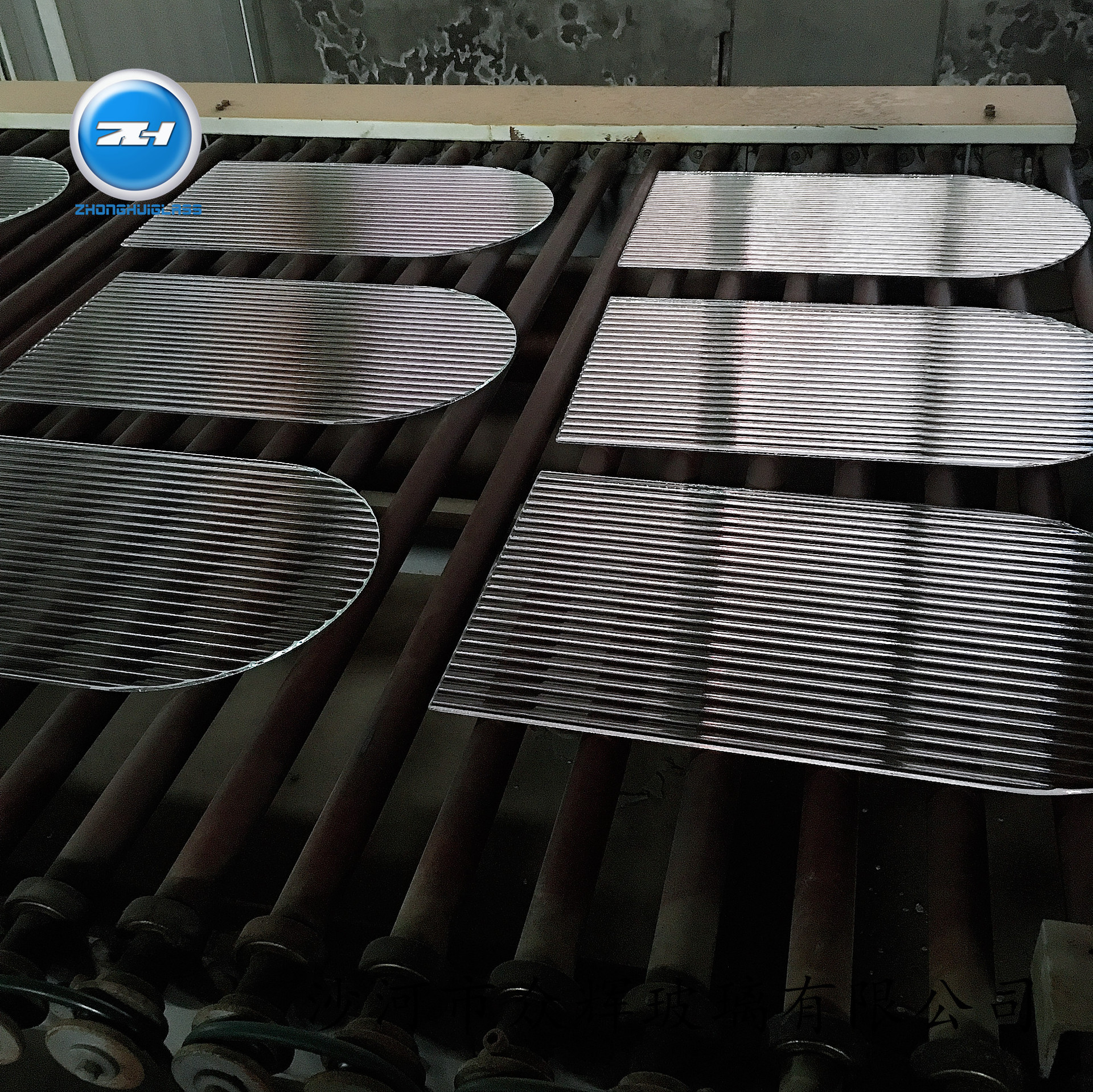 生产加工异形压花玻璃钢化超白低铁透明平板玻璃玻璃切割磨边打孔