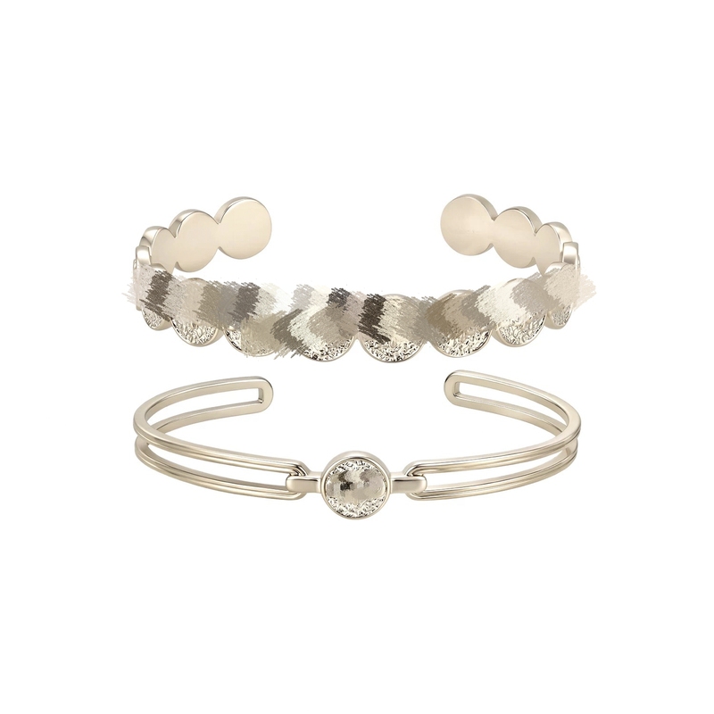 Three-Fold Bracelet with Full Circle Iris Flower Relief Coin Design for Women, Light Luxury Design Bracelet, Vintage Style for Women
