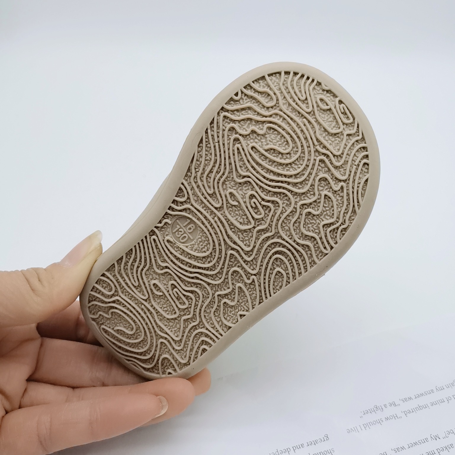 2025 otoño nuevos zapatos deportivos de bebé de mujer zapatos de cuero casuales para niños zapatos de zapatos para niños antideslizantes con suela suave