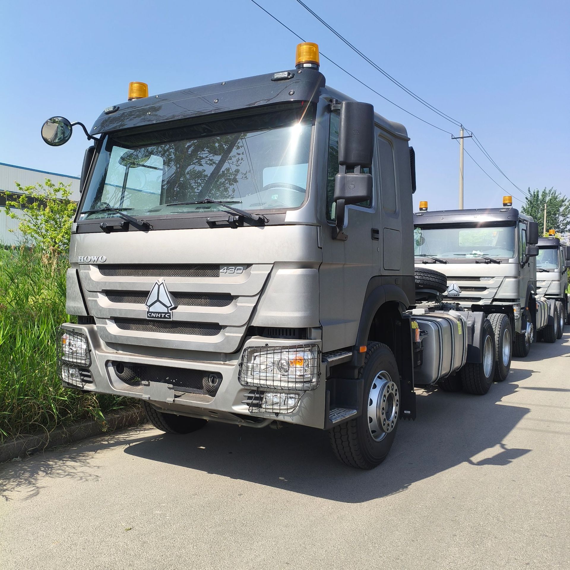 Exporting Howo 350-Horsepower Cement Tanker, Large 12-Cubic-Meter and 14-Cubic-Meter Cement Tanker