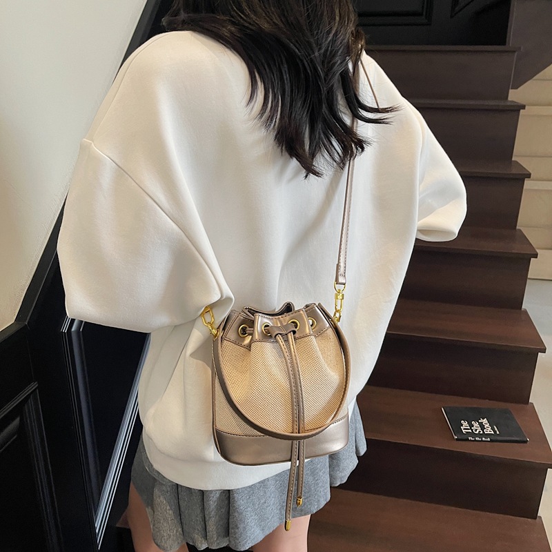 Bolso de lona retro para mujer 2025 nuevo bolso de cubo de diseño de nicho bolso de mensajero de un solo hombro simple y versátil