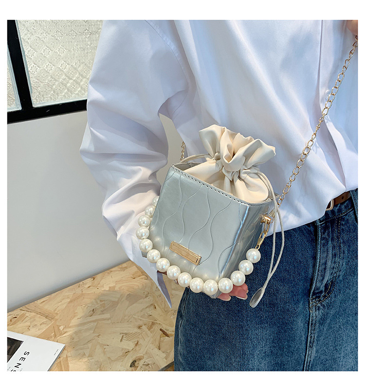 Women's Small Pu Leather Solid Color Lingge Fashion Pearl Square String Crossbody Bag display picture 4