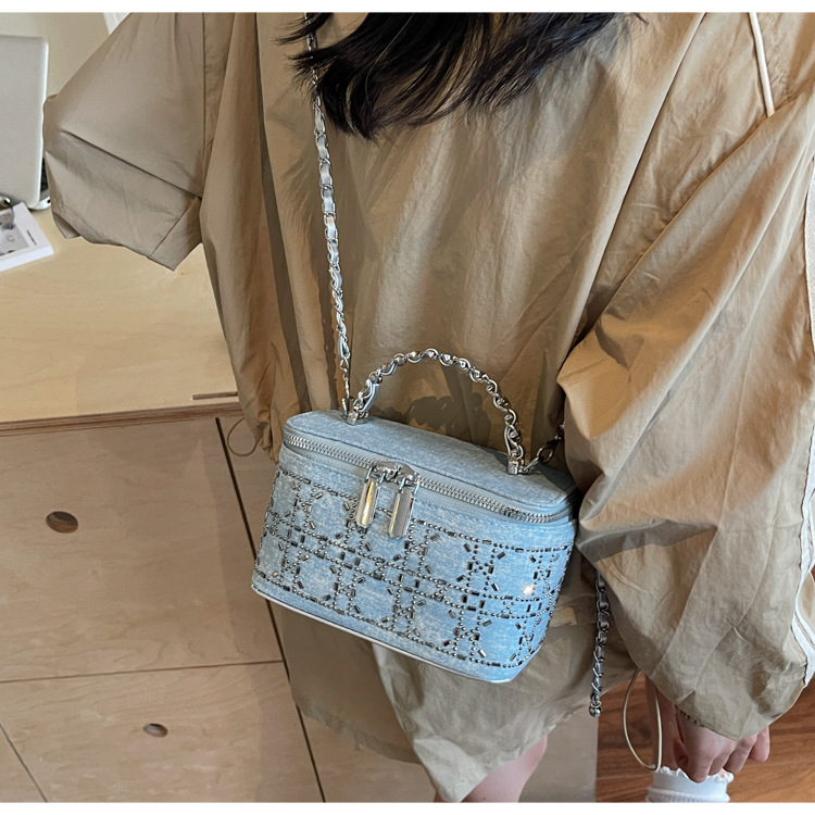 The diamond-shaped chain crossbody bag for women in the summer of 2025 features a fashionable and niche design. This year, the box bucket bag is in vogue undefined