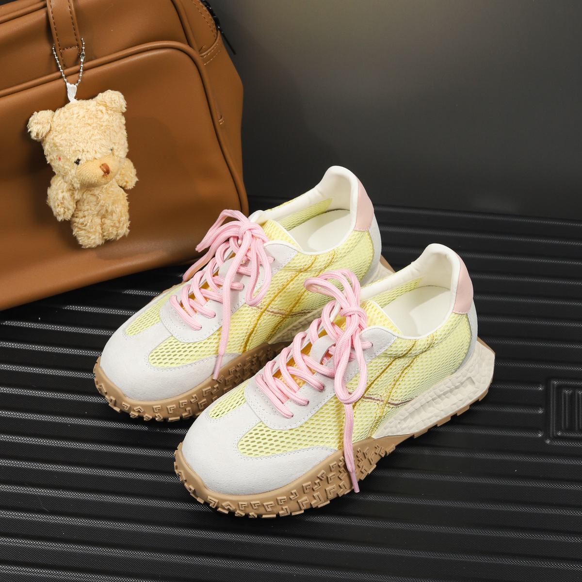 Zapatos de entrenamiento alemanes de malla, aumento interno de las mujeres 2025 nuevo estilo de verano delgado blanco transpirable deportes Forrest Gump zapatos casuales de suela gruesa