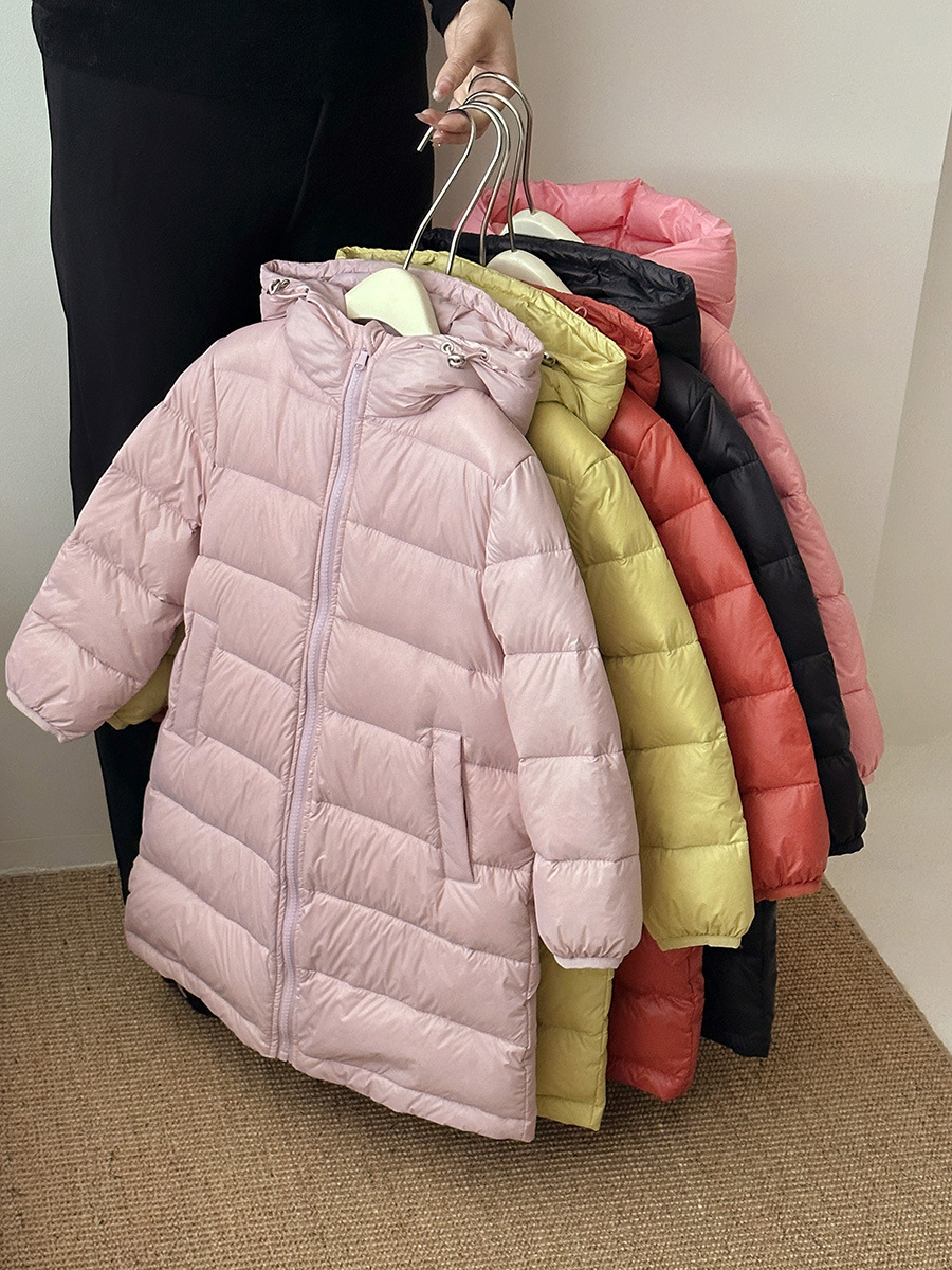 2023 Otoño e Invierno nuevos niños chaqueta con capucha de media longitud cálido color caramelo blanco pato abajo chaqueta entrega de una pieza