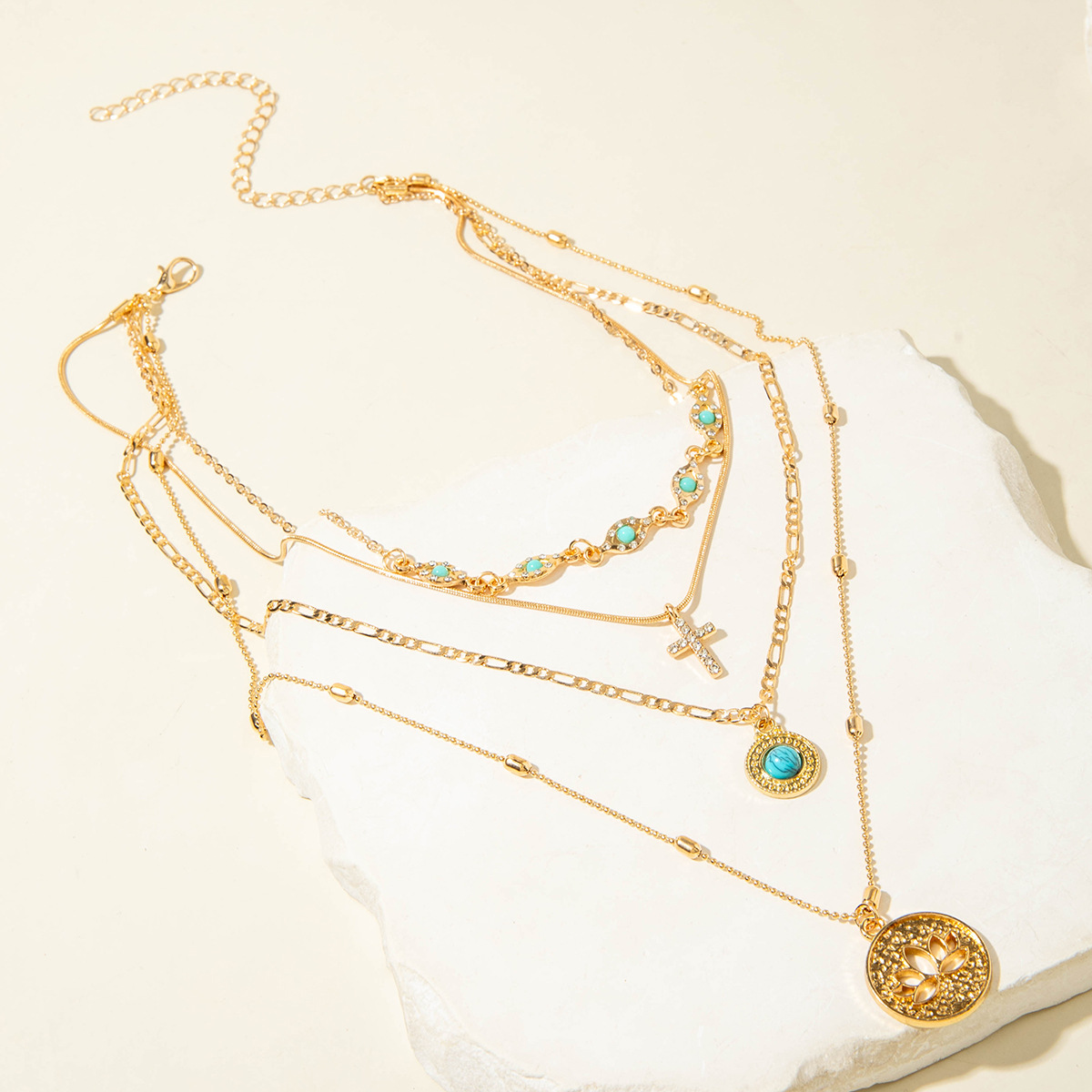 Collier superposé minimaliste avec chaînes fines élégance_voghion.com