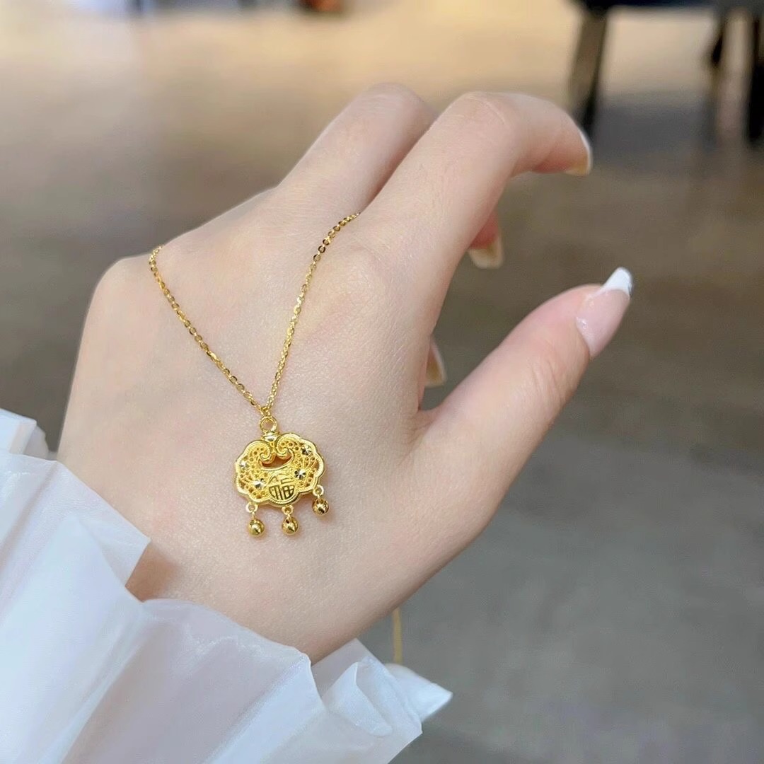 平安是福~金色鈦鋼不褪色民族風平安鎖項鍊女祥雲富貴大氣鎖骨鏈