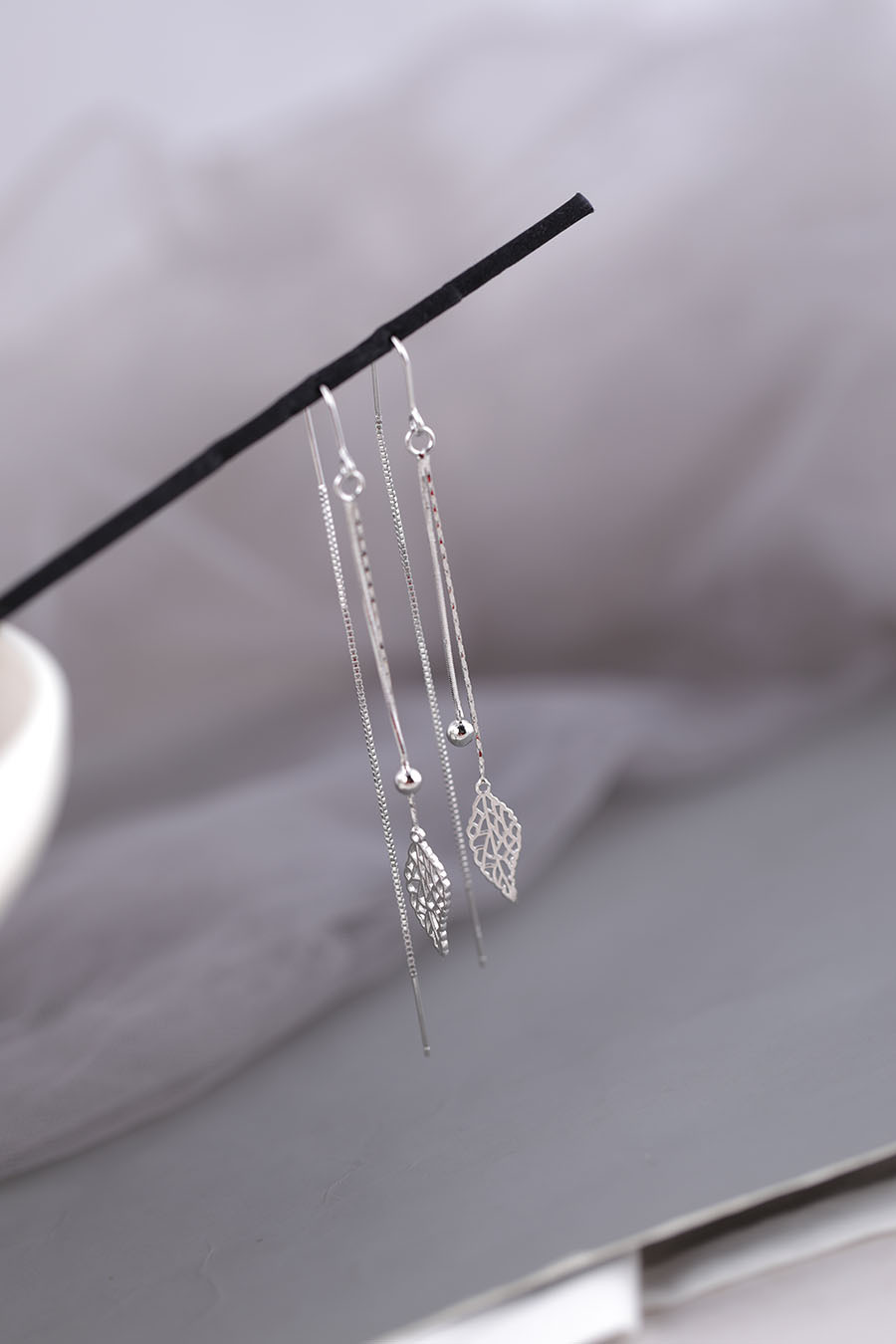 Pendientes de hoja de plata de ley 925 Pendientes de verano para mujer Pendientes de borla Pendientes de lujo ligero de alta gama de estilo caliente 2025