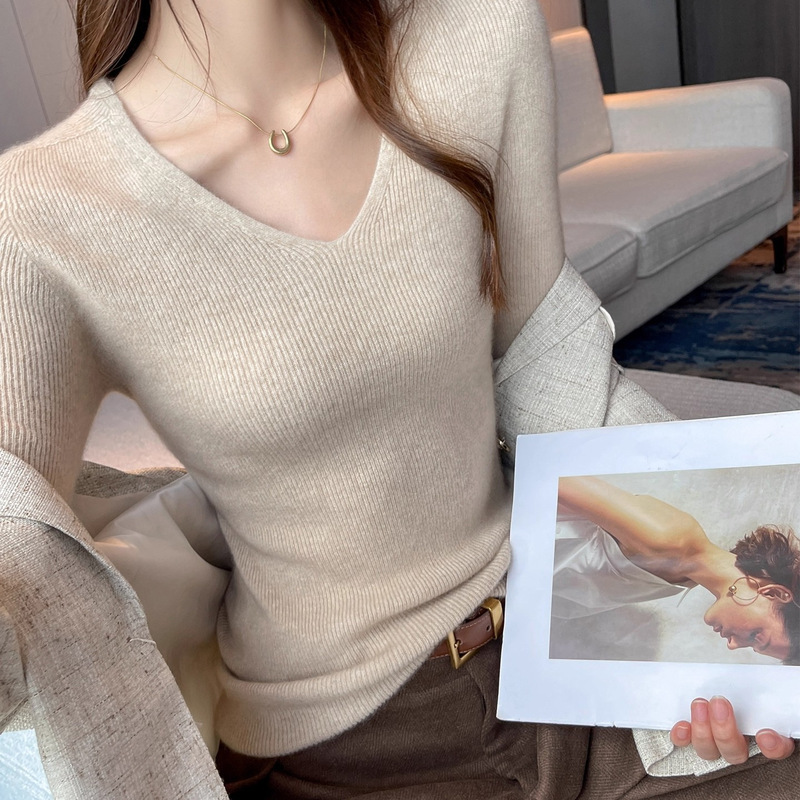 Right Shoulder Long-Sleeved Knitted Bottoming Shirt for Women in Autumn and Winter, Slim Fit V Neck, Exposed Collarbone, Super Nice and Light Mature Top