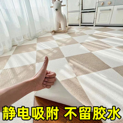 じゅうたんをつなぎ合わせてゴムなしでリビングルームの寝室にくっつきます。
